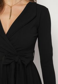 Born2be - Czarna Midi Sukienka z Plisowanym Dołem i Kopertowym Dekoltem z Materiałowym Paskiem Obebba. Kolor: czarny. Materiał: materiał. Typ sukienki: kopertowe. Styl: elegancki. Długość: midi #4