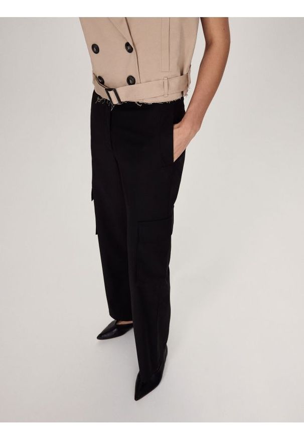 Reserved - Spodnie z kieszeniami cargo - czarny. Kolor: czarny. Materiał: tkanina, wiskoza. Wzór: gładki
