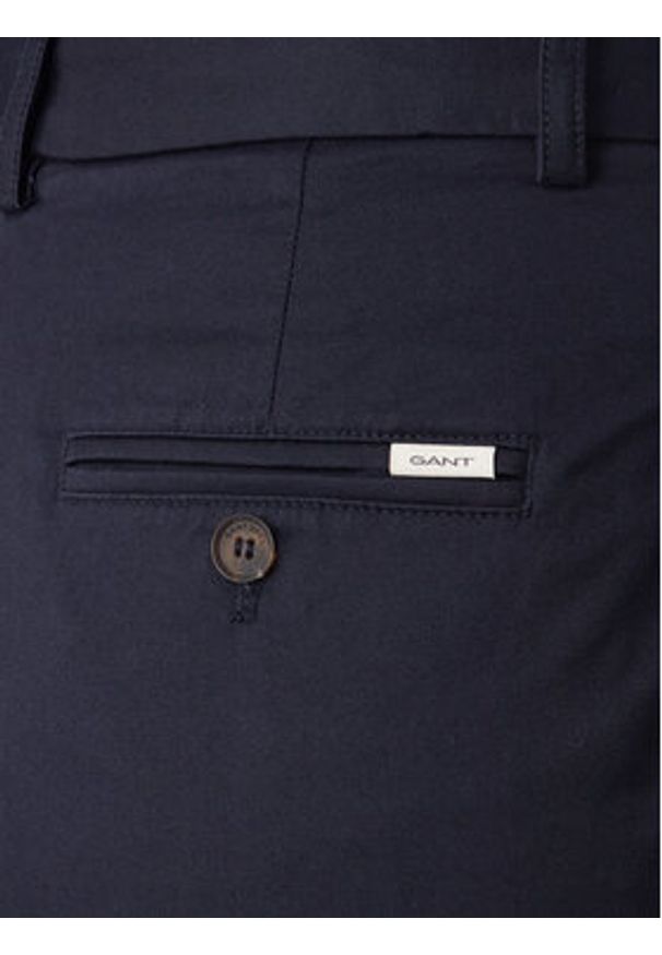 GANT - Gant Chinosy 4150380 Granatowy Slim Fit. Kolor: niebieski. Materiał: bawełna