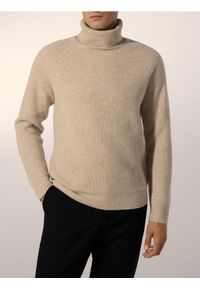 Reserved - Wełniany sweter z golfem - beżowy. Typ kołnierza: golf. Kolor: beżowy. Materiał: wełna #1