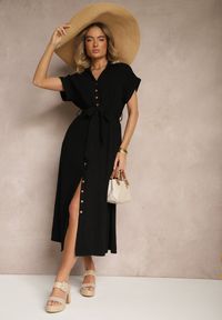 Renee - Czarna Bawełniana Sukienka Koszulowa z Wiązanym Paskiem i Krótkim Rękawem Elannoria. Okazja: na co dzień, na spacer. Typ kołnierza: dekolt w serek, kołnierzyk klasyczny. Kolor: czarny. Materiał: bawełna. Długość rękawa: krótki rękaw. Typ sukienki: koszulowe. Styl: casual, klasyczny, elegancki #1