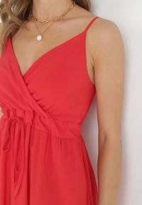 Born2be - Czerwona Sukienka z Wiskozy Amanita. Okazja: na co dzień. Kolor: czerwony. Wzór: jednolity, kolorowy. Typ sukienki: kopertowe. Materiał: wiskoza. Długość rękawa: na ramiączkach. Sezon: lato. Styl: casual. Długość: maxi #3