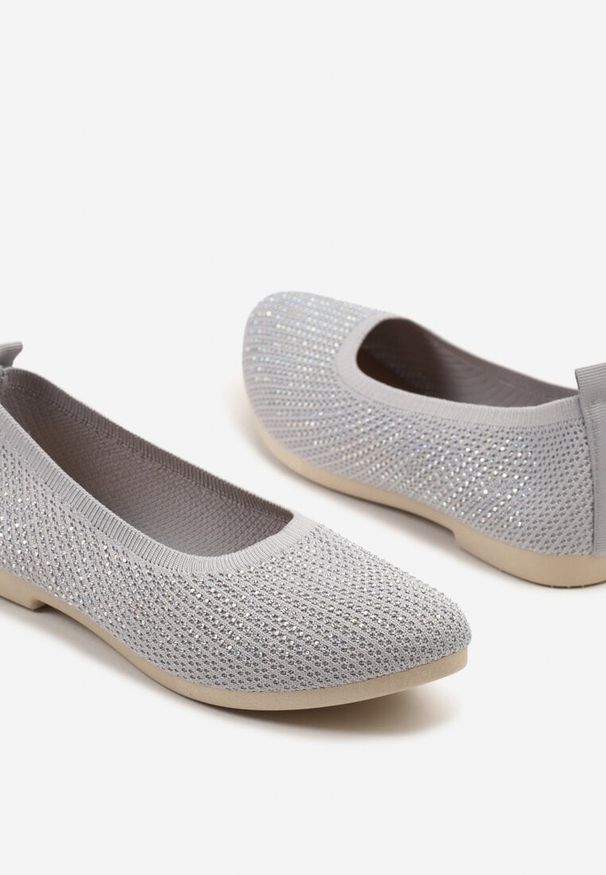 Born2be - Szare Balerinki z Elastyczną Cholewką z Metalicznymi Zdobieniami Utellina. Okazja: na co dzień, na spotkanie biznesowe, do pracy. Kolor: szary. Materiał: jeans. Szerokość cholewki: normalna. Wzór: aplikacja. Styl: biznesowy, klasyczny, casual