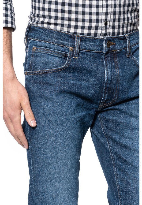 Lee - LEE DAREN MĘSKIE SPODNIE JEANSOWE REGULAR STRAIGHT L707KNDD 112118219. Okazja: do pracy, na co dzień. Długość: krótkie. Wzór: jednolity, napisy. Sezon: wiosna, jesień, lato. Styl: casual, klasyczny