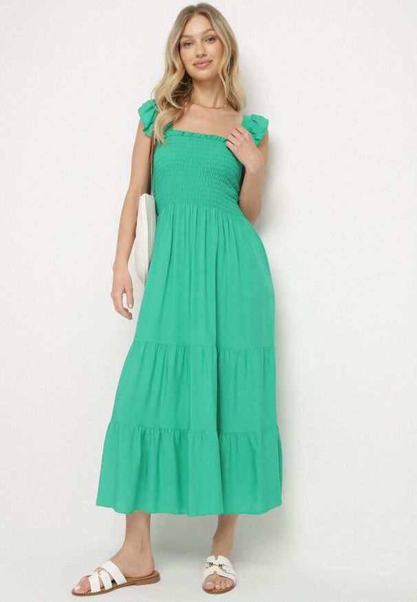Born2be - Zielona Rozkloszowana Bawełniana Sukienka na Ramiączkach z Gumkami i Falbanką Mevesta. Okazja: na spacer. Typ kołnierza: kołnierz z falbankami, dekolt kwadratowy. Kolor: zielony. Materiał: bawełna. Długość rękawa: na ramiączkach