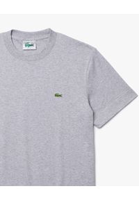 Lacoste - LACOSTE - Szary t-shirt z haftowanym logo. Kolor: szary. Materiał: prążkowany. Wzór: haft. Styl: klasyczny