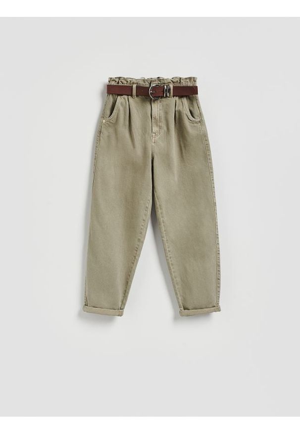 Reserved - Jeansy paperbag z paskiem - zielony. Kolor: zielony