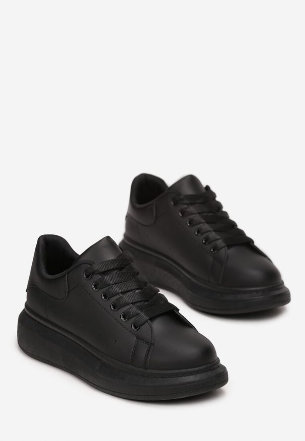 Born2be - Czarne Sneakersy z Perforacją na Grubej Podeszwie Rilee. Kolor: czarny. Materiał: skóra ekologiczna. Szerokość cholewki: normalna. Sezon: jesień, wiosna
