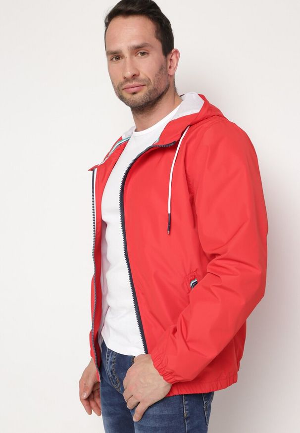 Born2be - Czerwona Kurtka Wiatrówka z Kapturem i Kieszeniami Maeven. Typ kołnierza: kaptur. Kolor: czerwony