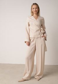Born2be - Beżowa Kopertowa Bluzka z Wiskozy Ozdobiona Wiązaniem Velanitte. Okazja: na co dzień. Kolor: beżowy. Materiał: wiskoza. Wzór: aplikacja. Styl: casual, elegancki, wizytowy #7