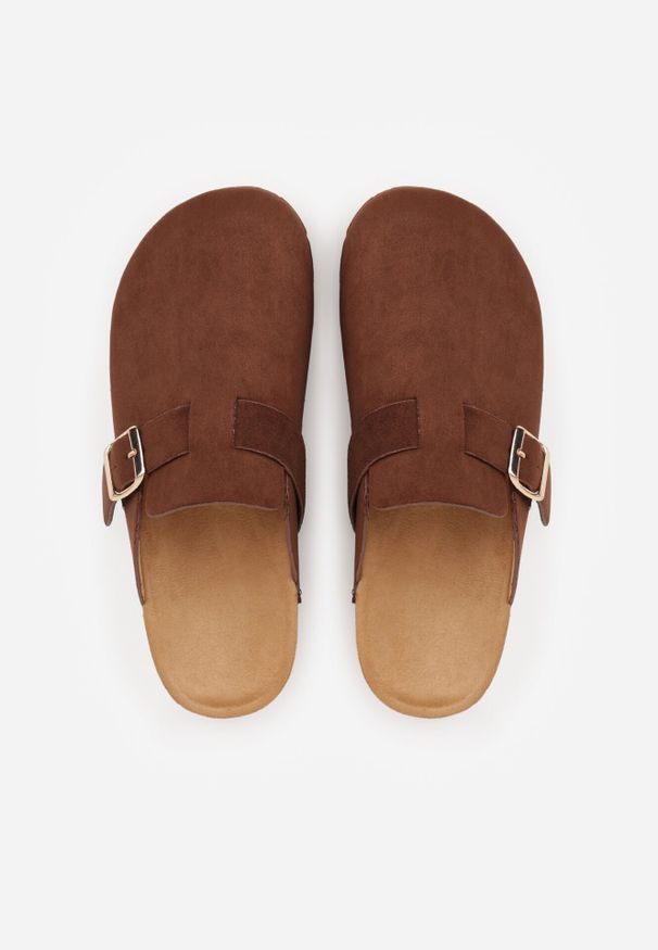 Born2be - Ciemnobrązowe Klapki z Ozdobnym Paskiem i Klamrą Calevelis. Nosek buta: okrągły. Kolor: brązowy. Materiał: jeans. Obcas: na obcasie. Styl: klasyczny, elegancki. Wysokość obcasa: średni