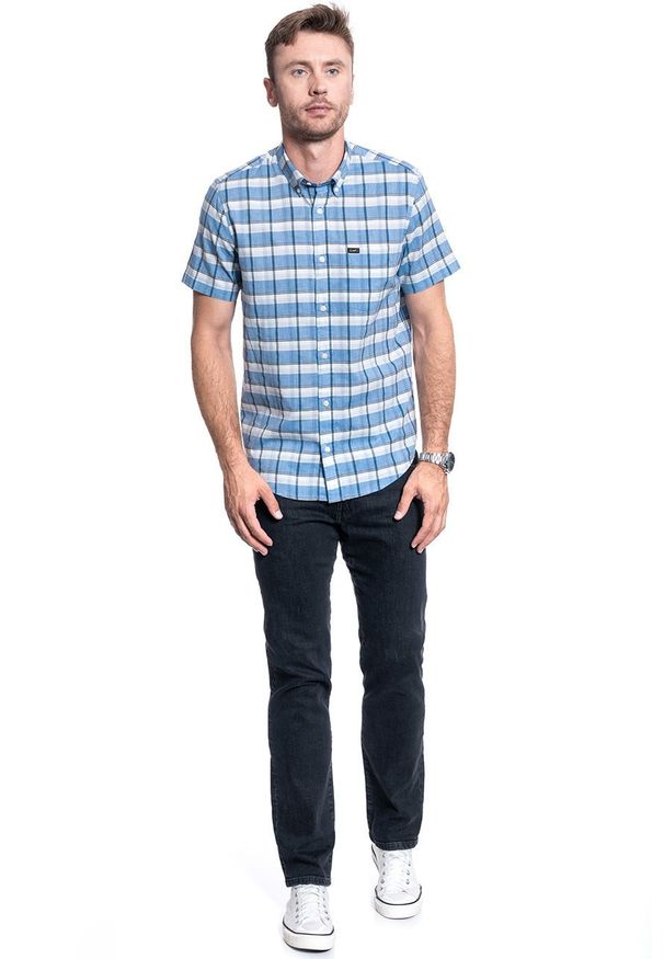 Lee - MĘSKA KOSZULA LEE LEE BUTTON DOWN SS SUMMER BLUE L886DGNJ 112123622. Typ kołnierza: button down