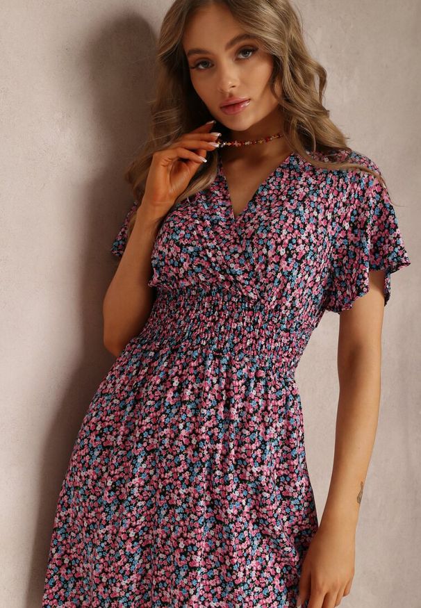 Renee - Czarno-Różowa Sukienka Platachus. Kolor: czarny. Wzór: kwiaty. Sezon: lato. Typ sukienki: kopertowe. Styl: wakacyjny. Długość: mini