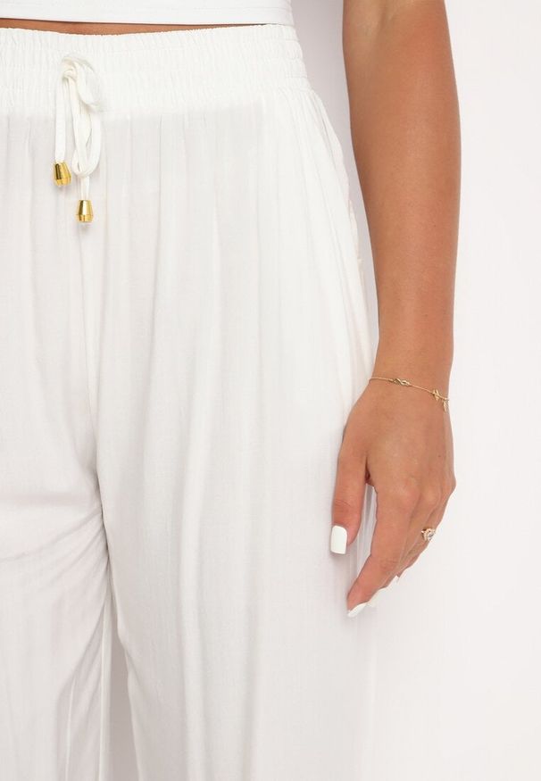 Born2be - Białe Gładkie Spodnie z Gumką w Pasie i Szerokimi Nogawkami Alathera. Kolor: biały. Wzór: gładki. Sezon: lato