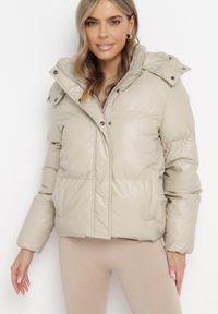 Born2be - Beżowa Kurtka Pikowana z Kapturem i Ściągaczem Harco. Typ kołnierza: kaptur. Kolor: beżowy. Wzór: aplikacja. Styl: elegancki #1