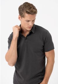 Volcano - Bawełniane, gładkie polo O-WAN. Okazja: na co dzień. Typ kołnierza: polo. Materiał: bawełna. Długość rękawa: krótki rękaw. Długość: krótkie. Wzór: gładki. Styl: casual, klasyczny, elegancki #1