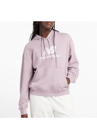 Bluza New Balance WT41504ICW - różowa. Okazja: na co dzień. Kolor: różowy. Materiał: materiał, dresówka, prążkowany, poliester, bawełna. Wzór: napisy. Styl: casual, klasyczny #1