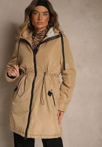 Renee - Ciemnobeżowa Kurtka Parka w Stylu Casual Ocieplana Futerkiem Olleania. Okazja: na co dzień. Kolor: beżowy. Materiał: futro. Wzór: aplikacja. Styl: casual