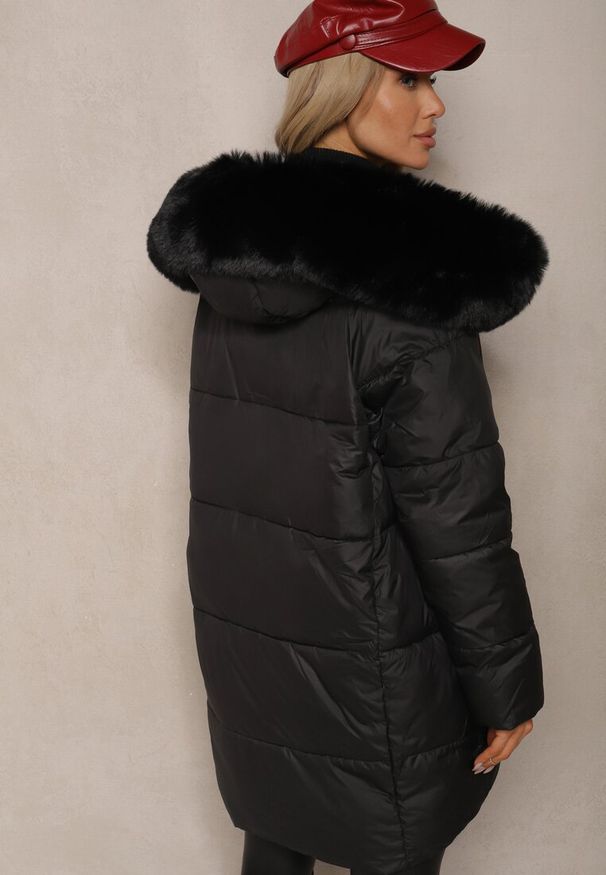 Renee - Czarna Pudełkowa Kurtka Pikowana Ozdobiona Odpinanym Futerkiem i Suwakiem Hedizelle. Okazja: na co dzień, na spacer. Kolor: czarny. Materiał: futro. Wzór: aplikacja. Sezon: zima. Styl: casual, elegancki, wizytowy