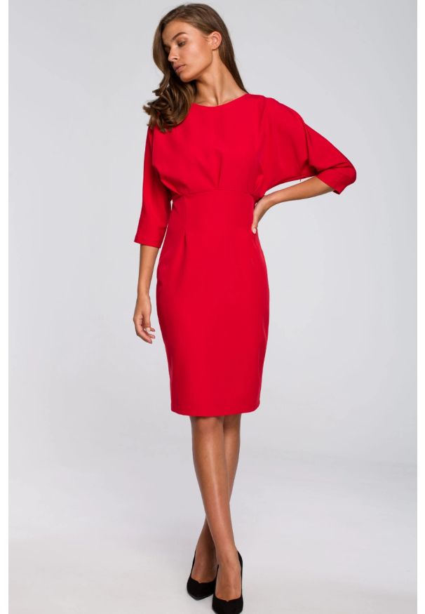 Stylove - Sukienka ołówkowa z kimonowymi rękawami taliowana czerwona. Okazja: na spotkanie biznesowe, do pracy, na komunię. Kolor: czerwony. Typ sukienki: ołówkowe. Styl: biznesowy, elegancki, wizytowy