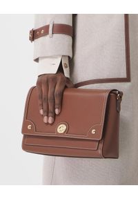 Burberry - BURBERRY - Skórzana torba z przeszyciami. Kolor: brązowy. Materiał: skóra. Wzór: napisy, aplikacja