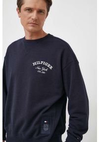 TOMMY HILFIGER - Tommy Hilfiger bluza męska kolor granatowy z aplikacją. Kolor: niebieski. Materiał: bawełna. Wzór: aplikacja. Styl: klasyczny #2