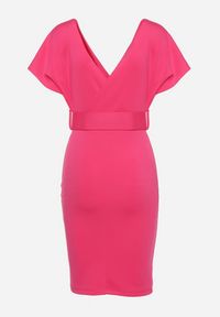 Born2be - Fuksjowa Sukienka z Kopertowym Dekoltem z Materiałowym Paskiem Zdobionym Klamrą Fienara. Okazja: na co dzień. Kolor: różowy. Materiał: materiał. Wzór: aplikacja. Typ sukienki: kopertowe. Styl: casual, klasyczny #2