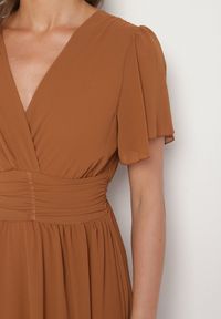 Born2be - Brązowa Kopertowa Sukienka Maxi z Gumką w Pasie Narlin. Okazja: na wesele, na studniówkę, na ślub cywilny. Typ kołnierza: dekolt w serek. Kolor: brązowy. Typ sukienki: kopertowe. Styl: klasyczny. Długość: maxi #7