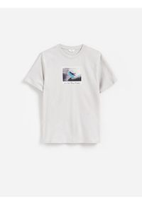 Reserved - T-shirt comfort z nadrukiem - jasnoszary. Kolor: szary. Materiał: bawełna, dzianina. Wzór: nadruk #1