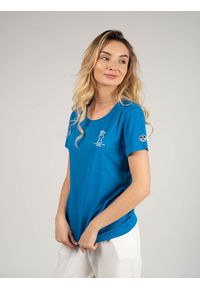 North Sails X Prada T-shirt "Foehn" | 45 2505 000 | T-shirt Foehn | Kobieta | Niebieski. Okazja: na co dzień. Kolor: niebieski. Materiał: poliester. Wzór: napisy, nadruk, aplikacja. Styl: casual #2