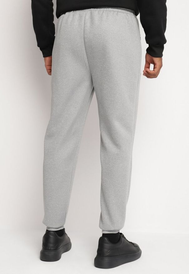 Born2be - Jasnoszare Spodnie Dresowe Ściągane Troczkiem Nirima. Okazja: na co dzień. Kolor: szary. Materiał: dresówka. Styl: casual