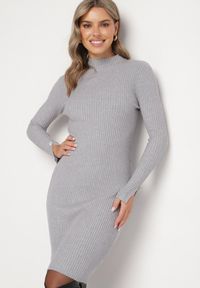 Born2be - Szara Prążkowana Sukienka Dopasowana z Modalem Wiskozą i Ozdobnymi Guzikami Zeanilda. Okazja: na co dzień. Kolor: szary. Materiał: prążkowany, wiskoza. Styl: wizytowy, casual #1