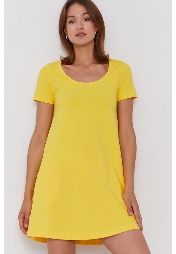 United Colors of Benetton - Sukienka. Kolor: żółty. Materiał: dzianina. Długość rękawa: krótki rękaw. Wzór: gładki. Typ sukienki: rozkloszowane. Długość: mini