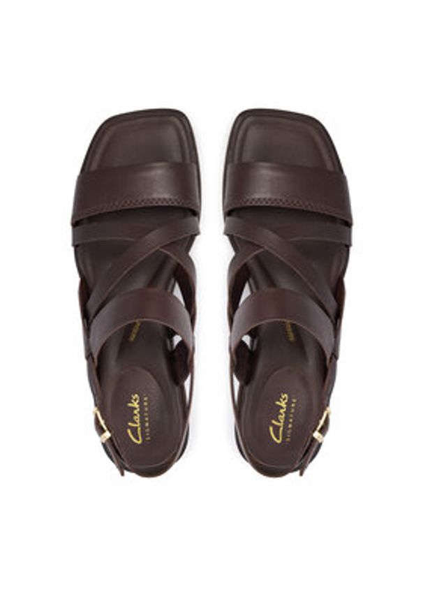 Clarks Sandały Ariany Strap 26185801 Brązowy. Kolor: brązowy. Materiał: skóra