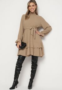 Born2be - Ciemnobeżowa Sukienka z Falbanami i Marszczonym Golfem z Dodatkowym Wiązanym Paskiem Savelina. Okazja: na imprezę. Typ kołnierza: golf. Kolor: beżowy. Typ sukienki: rozkloszowane. Styl: klasyczny, elegancki #6
