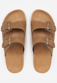 Born2be - Brązowe Klapki z Imitacji Zamszu z Korkową Podeszwą i Klamrami Chalose. Okazja: na co dzień. Kolor: brązowy. Materiał: zamsz. Styl: casual #5