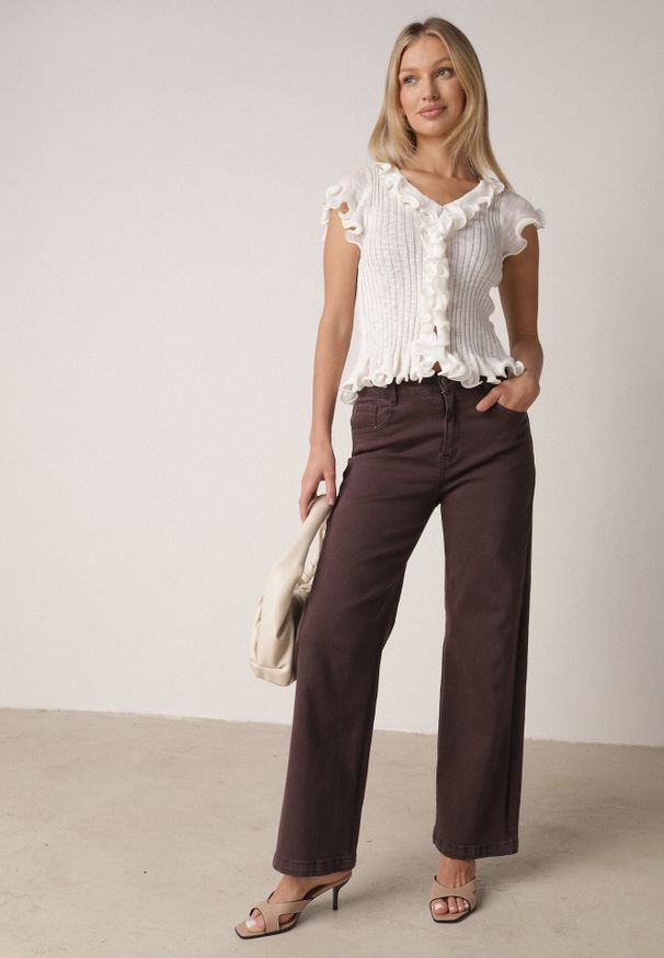 Born2be - Biała Prążkowana Bluzka z Wiskozą Ozdobiona Falbanami Delestra. Okazja: na spotkanie biznesowe, na co dzień. Kolor: biały. Materiał: wiskoza, prążkowany. Wzór: aplikacja. Styl: elegancki, biznesowy, casual