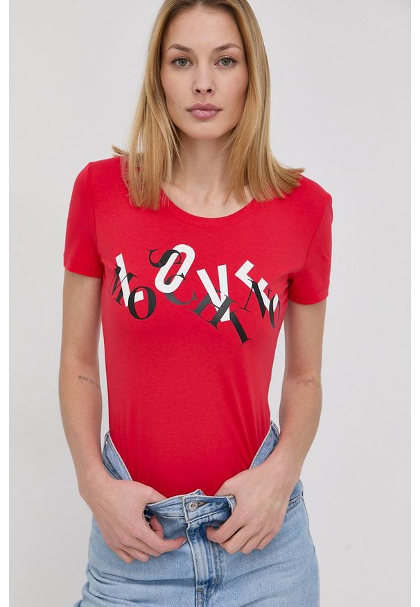 Love Moschino T-shirt damski kolor czerwony. Okazja: na co dzień. Kolor: czerwony. Materiał: dzianina. Wzór: nadruk. Styl: casual