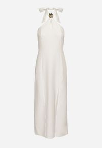 Born2be - Biała Sukienka z Wiskozą z Odkrytymi Plecami i Wiązaniem Zdobiona Broszką Nalorise. Kolor: biały. Materiał: wiskoza. Wzór: aplikacja. Styl: elegancki, klasyczny #3