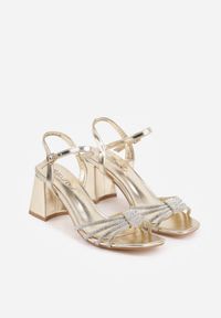 Renee - Złote Sandały Ozdobione Paskami z Cyrkoniami i Kwadratowym Obcasie Zitalia. Okazja: na co dzień. Zapięcie: pasek. Kolor: złoty. Materiał: jeans. Wzór: aplikacja. Obcas: na obcasie. Styl: casual. Wysokość obcasa: średni #6