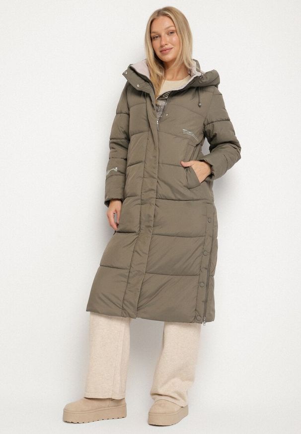 Born2be - Ciemnozielona Długa Kurtka Pikowana z Kapturem i Bocznymi Suwakami Aruvitta. Okazja: na co dzień. Typ kołnierza: kaptur. Kolor: zielony. Materiał: zamsz, jeans, dresówka, poliester. Długość: długie. Wzór: ze splotem. Styl: casual, elegancki, sportowy
