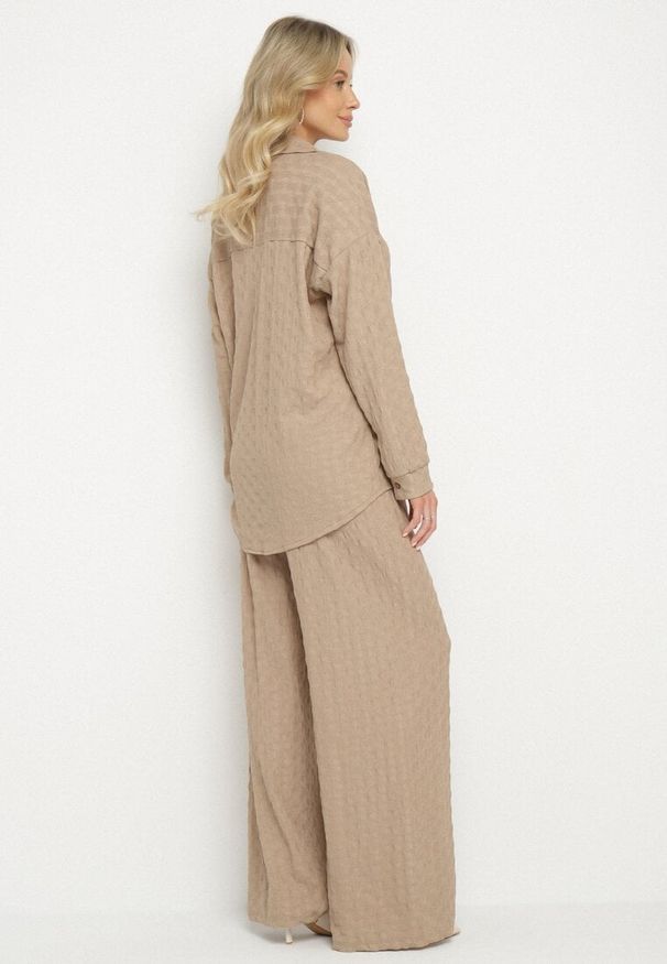 Born2be - Jasnobrązowy Komplet z Tkaniny Strukturalnej Koszula i Spodnie z Gumką w Pasie Saccaria. Kolor: brązowy. Materiał: tkanina