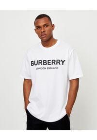Burberry - BURBERRY - Biała koszulka z logo. Kolor: biały. Materiał: bawełna. Wzór: nadruk. Styl: klasyczny, elegancki #1