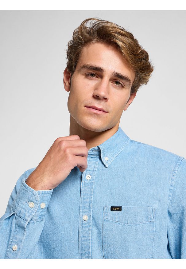 Lee - LEE MĘSKA KOSZULA JEANSOWA LEE LEE BUTTON DOWN LAKESIDE WASH 112363893. Typ kołnierza: button down. Materiał: jeans