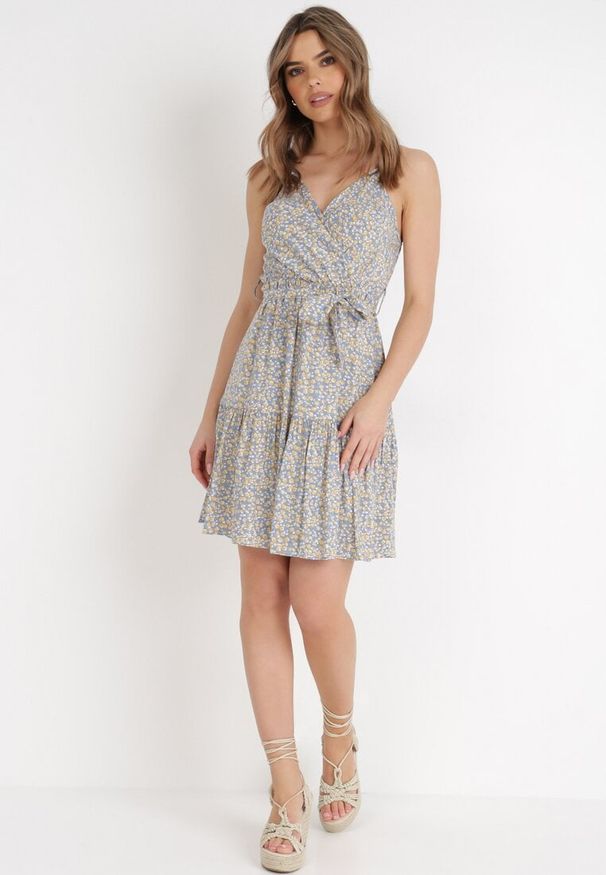 Born2be - Niebiesko-Żółta Sukienka Zotemus. Kolor: niebieski. Materiał: wiskoza, materiał. Długość rękawa: na ramiączkach. Wzór: aplikacja, kwiaty. Typ sukienki: kopertowe. Długość: mini