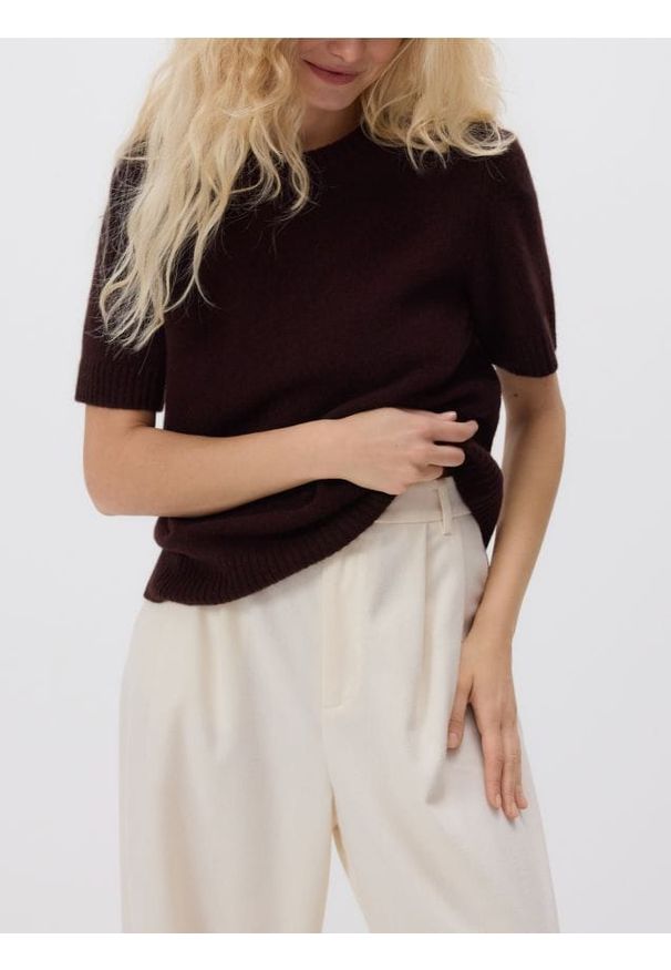 Reserved - Wełniany sweter - ciemnobrązowy. Kolor: brązowy. Materiał: wełna