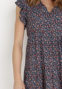 Born2be - Granatowa Sukienka Diomanassa. Typ kołnierza: dekolt w serek. Kolor: niebieski. Materiał: tkanina. Wzór: nadruk, kwiaty. Sezon: wiosna, lato. Długość: mini #4