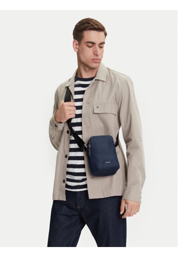 Calvin Klein Saszetka Business Tech Reporter Xs K50K512888 Granatowy. Kolor: niebieski. Materiał: materiał