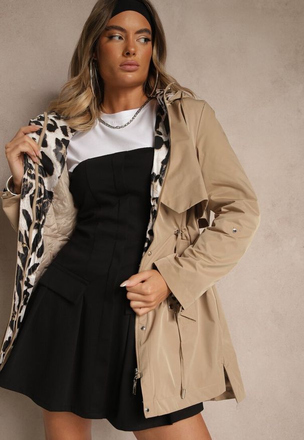 Renee - Ciemnobeżowa Kurtka Parka Ozdobiona Sznurkami przy Odpinanym Kapturze Loriballe. Okazja: na co dzień. Kolor: beżowy. Materiał: jeans. Wzór: aplikacja. Sezon: jesień. Styl: casual