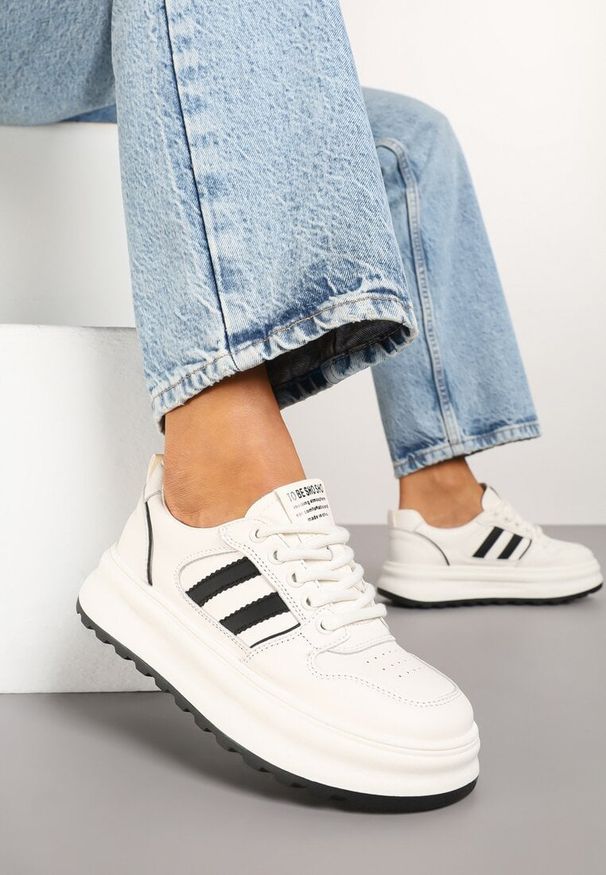 Renee - Beżowo-Czarne Sneakersy z Geometrycznym Wzorem Fonawia. Okazja: na co dzień. Nosek buta: okrągły. Kolor: beżowy. Materiał: jeans. Wzór: geometria. Obcas: na płaskiej podeszwie